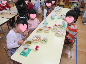 幼児クラス会食の様子