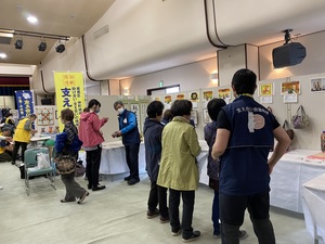 写真:展示会設営の様子