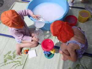 ペットボトルにそっと水を注いで遊んでいます