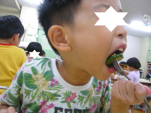 口を大きく開けて焼いたきゅうりを食べているところです