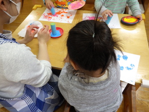 スタンプで鯉のぼりの鱗を表現しました