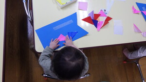 鯉のぼりを作っている