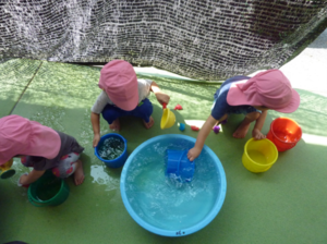 写真:水遊びの様子