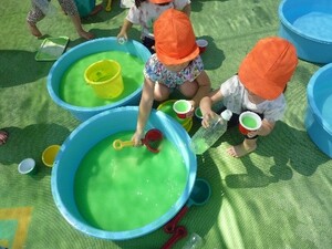 写真:色水遊びの様子