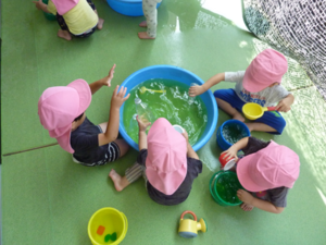 写真:色水遊びの様子
