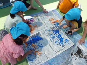写真:フィンガーペイントの様子