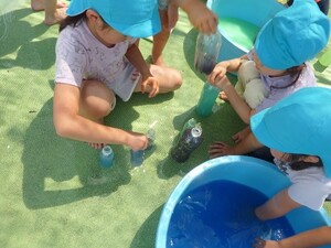 写真:色水で実験をしている様子