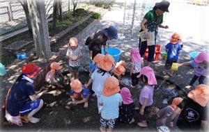 写真:どろんこ遊びの様子