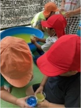 写真:色水遊びの様子