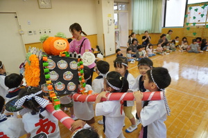 写真:おみこしをかついでいる様子
