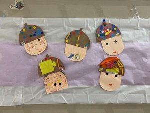 写真：3歳児クラスが作ったどんぐり