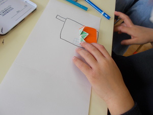 写真：季節の折り紙を作り、連想される物語の場面を考えている子どもたち