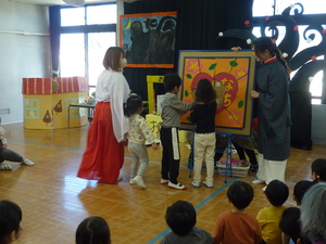 写真：パズルを完成させている様子