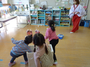 写真：ペットボトルの鬼を倒すミッションをしている様子