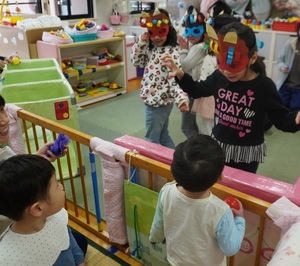 写真:鬼役になった5歳児の様子
