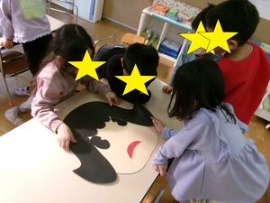 福笑いをする様子