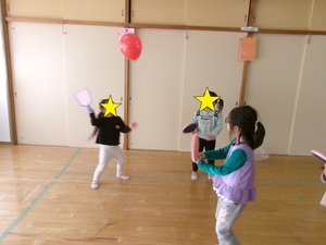 風船で羽根つきをする様子