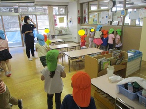 リサイクルマークをペアの子たちと探している写真