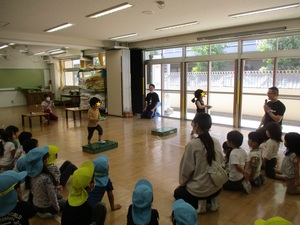 柏餅競争で子どもたちが走っている様子