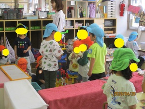 交流で異年齢の友だちと遊んでいる写真