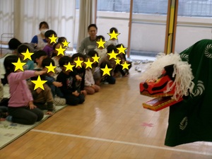 獅子舞を鑑賞している様子