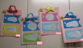 0歳児クラスのこいのぼり制作の写真