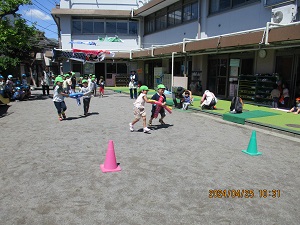 こいのぼりを運ぶ5歳児クラス