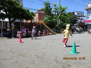 こいのぼり帽子を被って走る4歳児クラス