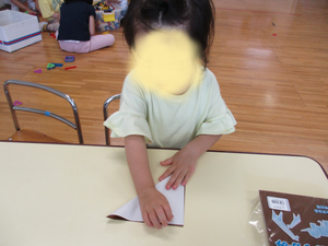 折り紙をしている様子
