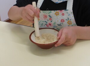 すりこぎできな粉をすりつぶしている様子