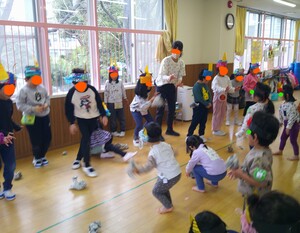 年長児が鬼になって豆まきをしている画像