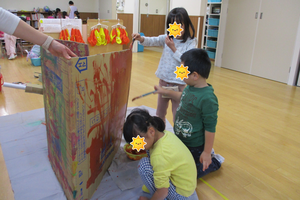 大道具の色塗りの様子