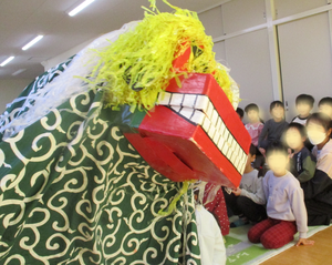 獅子舞の踊りを見ている様子