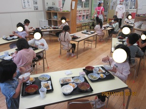5歳児クラスが和食器を使用して給食を食べています