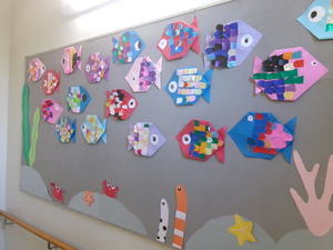画用紙を切り貼りして作った魚