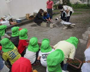 焼き芋を見守る子どもたち