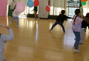 風船羽根つきをしている様子