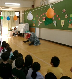 職員が獅子舞を踊っている様子