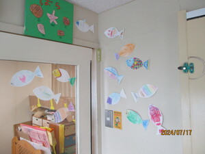壁に飾られた子どもが作った魚の絵たち