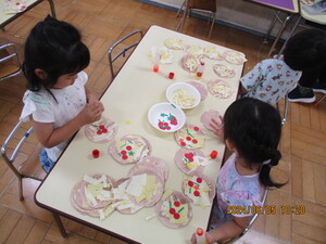 お店屋さん用のピザを作る子どもたち