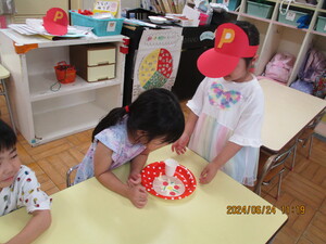 ピザ屋さんごっこの練習をする子どもたち