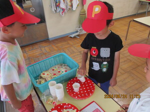 ピザ屋さんの練習をする子どもたち