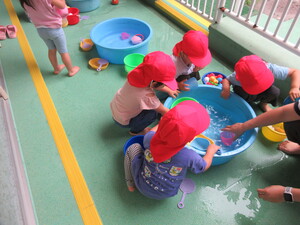2歳児の水あそびをしている