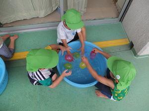 3歳児が水遊びをしているところ