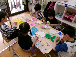こいのぼりを作っている