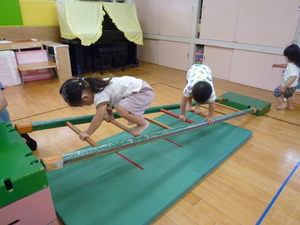 はしご登りに挑戦している姿