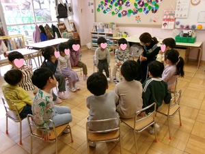 みんなで輪になり話し合いをしているところ