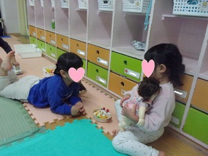 お友だちとごっこ遊びをしているところ