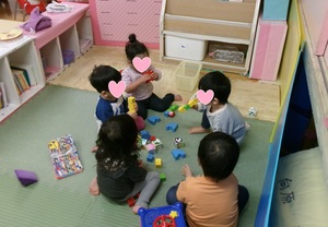 子ども同士が集まりごっこ遊びをしているところ