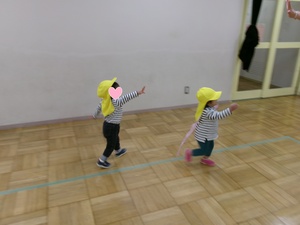 ホールでお友だちと走っているところ